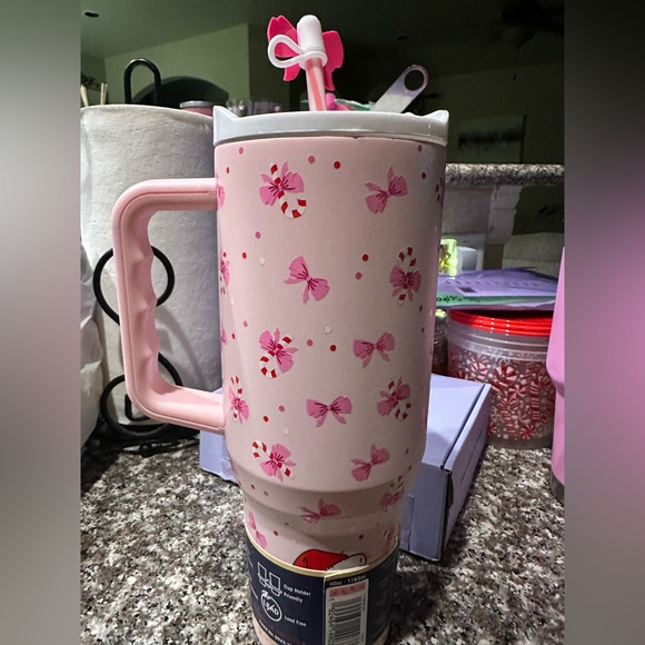 BUC-EE’S 2025 Holiday Bow 40 oz Tumbler - Picture 3 of 7